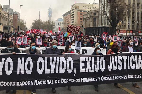 Marcha para recordar a las víctimas de la dictadura en Chile, a 48 años del golpe de Estado - Sputnik Mundo