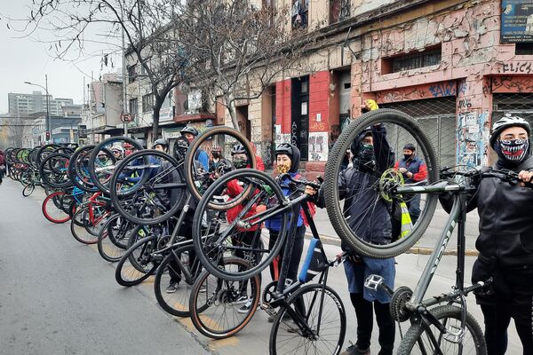 Un grupo de ciclistas hace guardia de honor por la víctimas de ayer y hoy en Chile - Sputnik Mundo