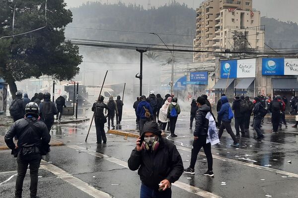 Enfrentamientos entre la Policía y manifestantes, en las afueras del cementerio general, durante la conmemoración del 48 aniversario del golpe de Estado a Salvador Allende - Sputnik Mundo