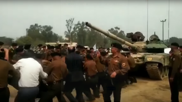 Soldados indios remolcan un tanque - Sputnik Mundo