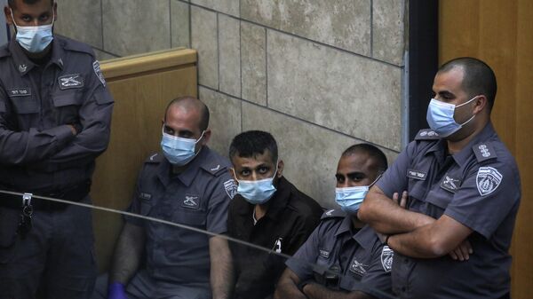 El militante palestino Mohammad Arda en el tribunal antes de su prisión preventiva y después de ser recapturado, tras su fuga de la prisión de Gilboa junto con otros cinco compañeros, en Nazaret. - Sputnik Mundo