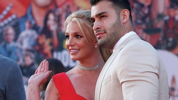 Britney Spears y su novio Sam Asghari - Sputnik Mundo