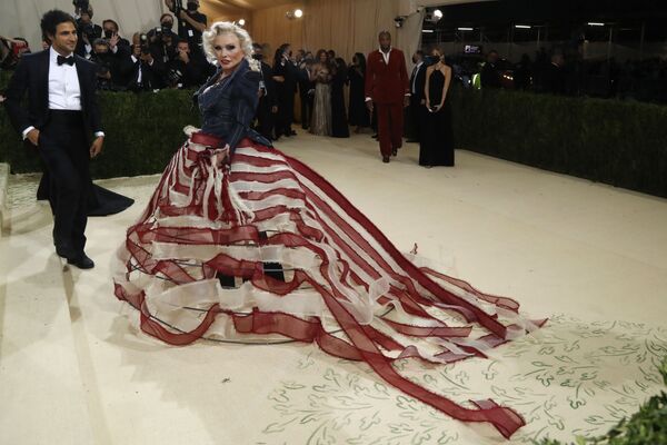 El diseñador de moda estadounidense Zac Posen y la cantante estadounidense Debbie Harry con trajes de diseño propio también asistieron a la Gala del Met 2021. - Sputnik Mundo
