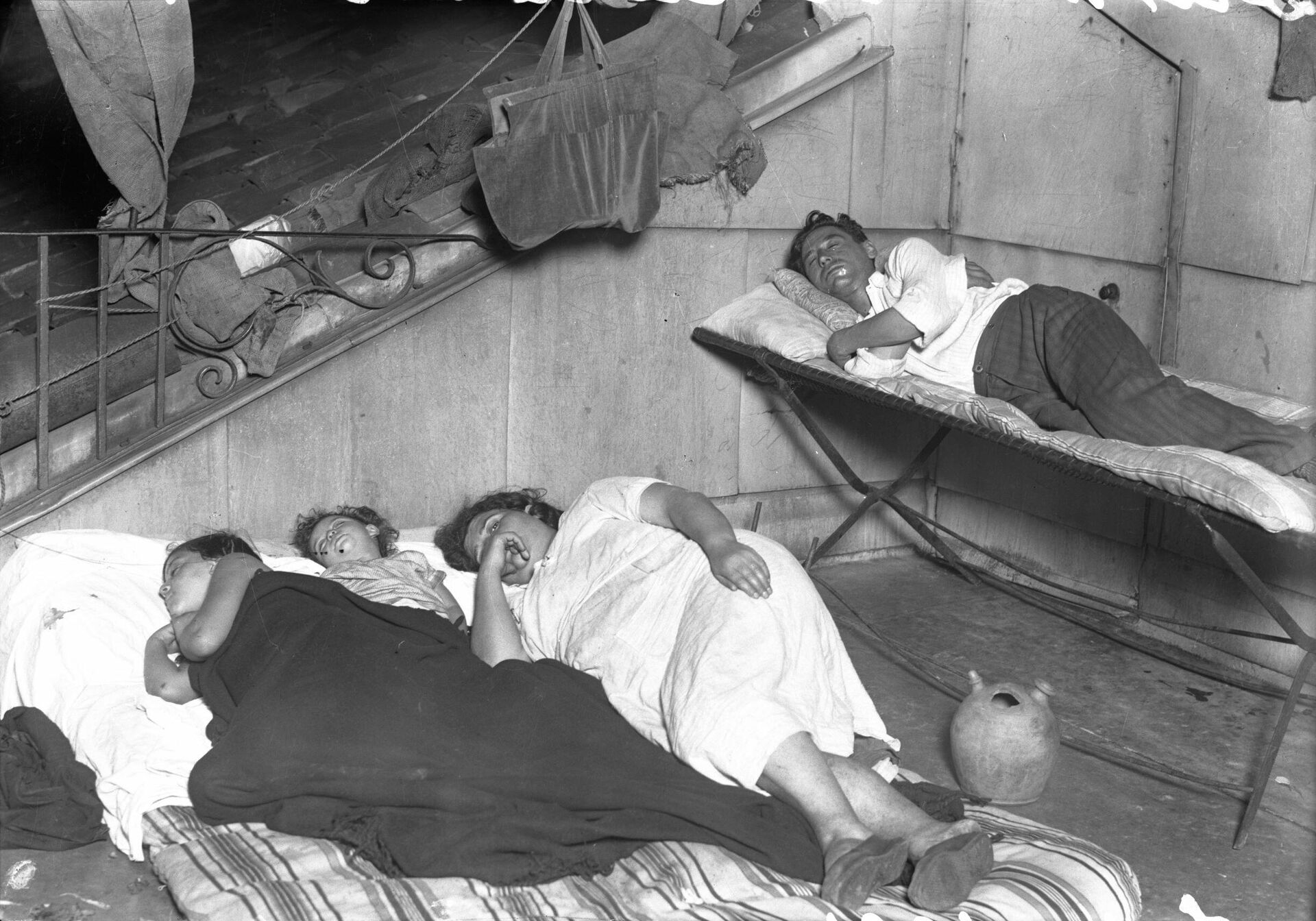 Familia durmiendo en una azotea. Madrid, 1934 - Sputnik Mundo, 1920, 17.09.2021