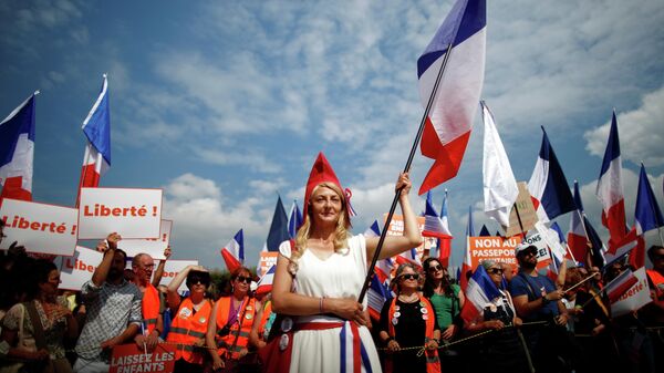Protestas contra los pasos sanitarios en París - Sputnik Mundo