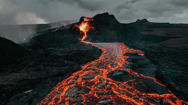 La erupción de un volcán (imagen referencial) - Sputnik Mundo