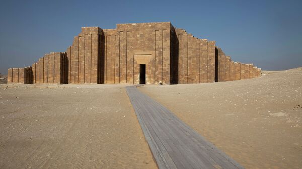 Un camino conduce a la entrada del cementerio sur del rey Zoser,  cerca de la famosa pirámide escalonada, en Saqqara, al sur de El Cairo, Egipto - Sputnik Mundo