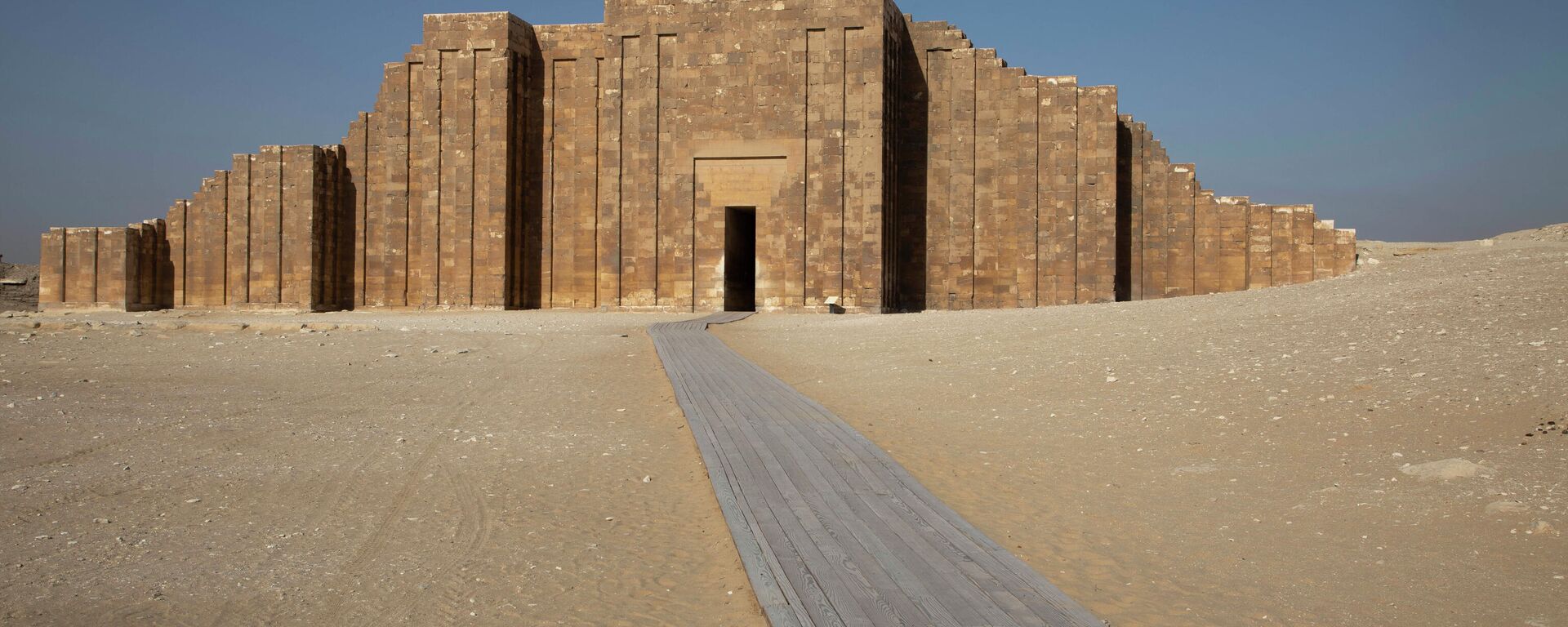 Un camino conduce a la entrada del cementerio sur del rey Zoser,  cerca de la famosa pirámide escalonada, en Saqqara, al sur de El Cairo, Egipto - Sputnik Mundo, 1920, 15.09.2021