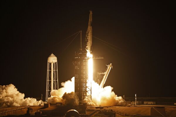 Dos minutos y 40 segundos después del lanzamiento, SpaceX confirmó que la primera etapa de lanzamiento se realizó exitosamente. La cápsula se separó del cohete y aterrizó automáticamente en una plataforma flotante en el océano Atlántico.En la foto: el lanzamiento del Falcon 9 con Crew Dragon desde Cabo Cañaveral. - Sputnik Mundo