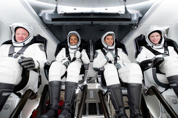 La tripulación de Inspiration4 a bordo de la nave espacial Crew Dragon. - Sputnik Mundo