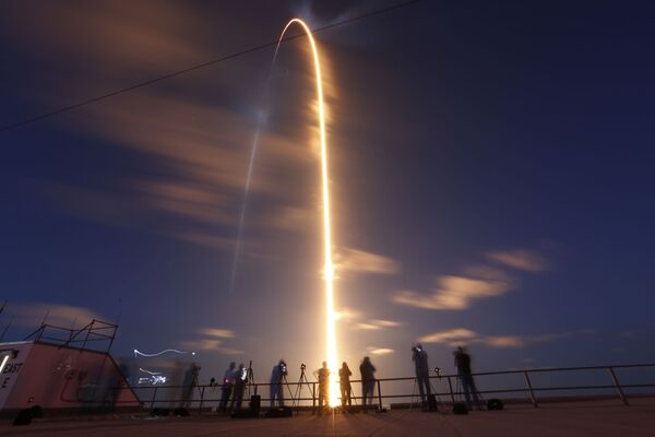 El lanzamiento del cohete Falcon 9 de SpaceX desde Cabo Cañaveral, Florida (EEUU). - Sputnik Mundo