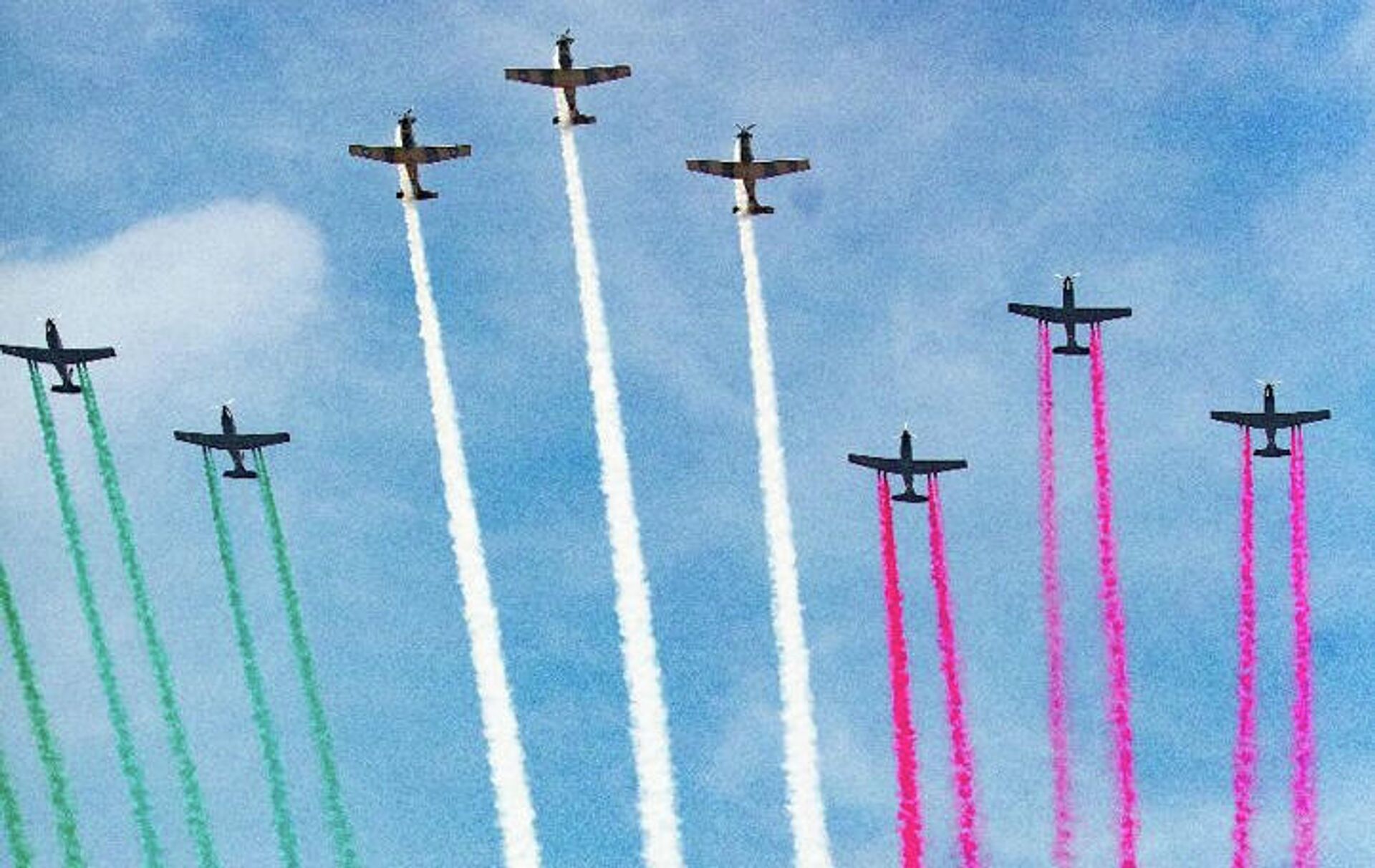 Aviones militares pintaron en el cielo la bandera de México - Sputnik Mundo, 1920, 16.09.2021