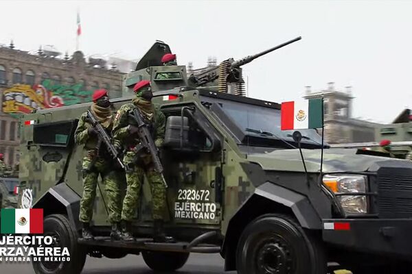 Desfile cívico-militar en el Zócalo de la Ciudad de México - Sputnik Mundo