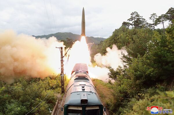 Corea del Norte pone a prueba su nuevo sistema de misiles ferroviario. - Sputnik Mundo