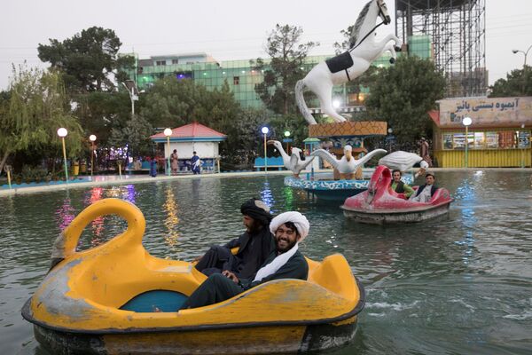 Unos afganos montan en bicicleta acuática en un parque de atracciones en Herat. - Sputnik Mundo