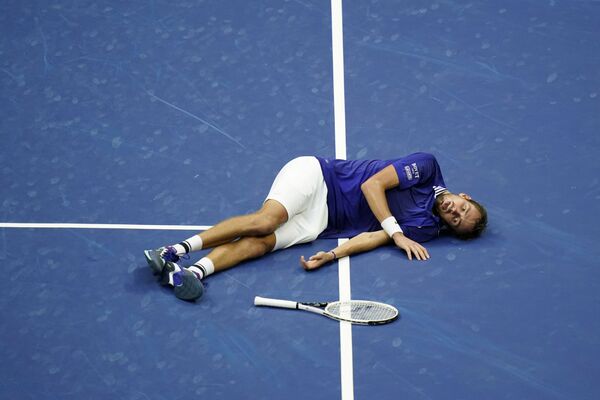 El tenista ruso Danil Medvédev tras derrotar al serbio Novak Djokovic en la final masculina individual del Abierto de Estados Unidos en Nueva York. - Sputnik Mundo