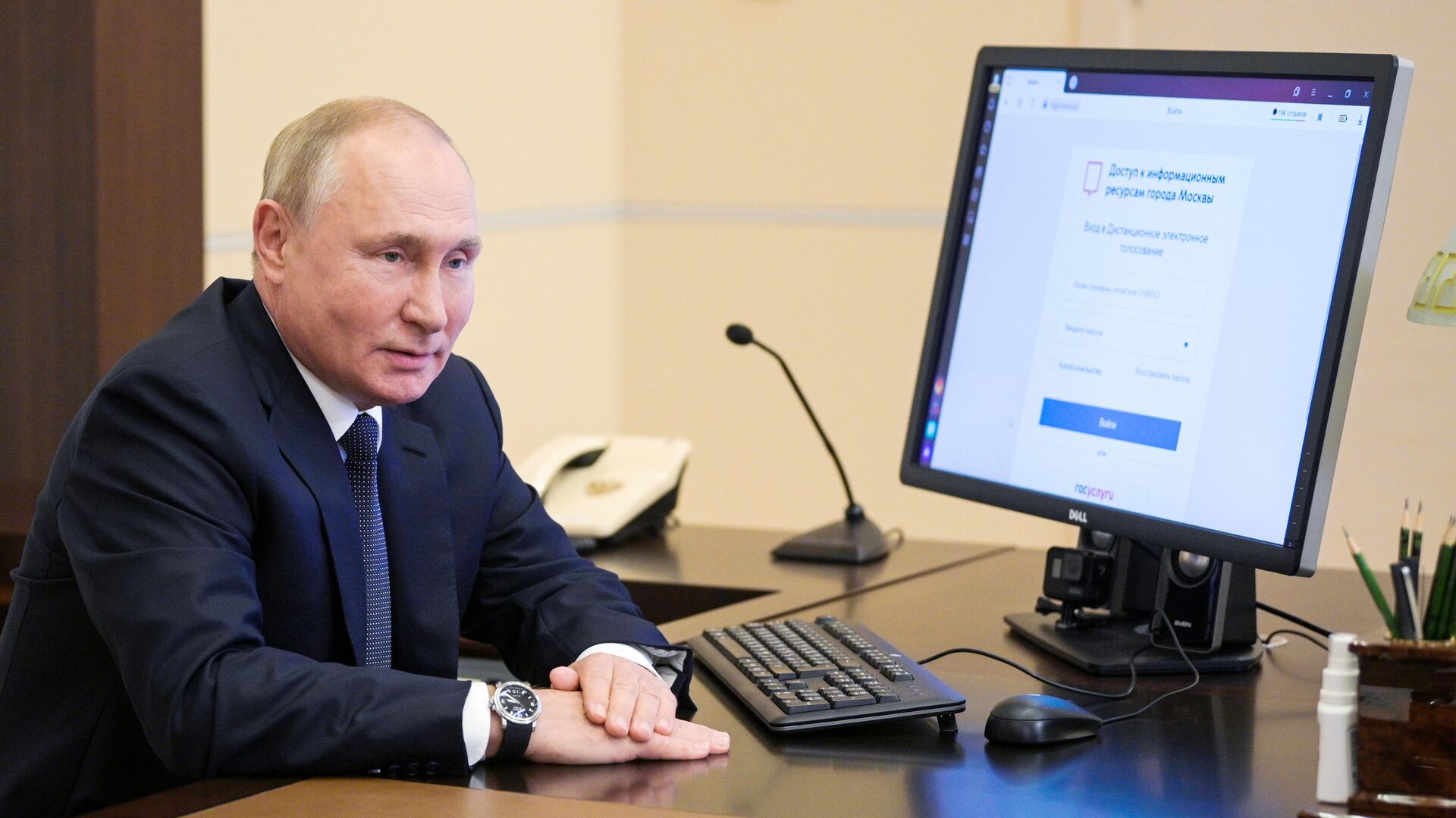 Putin vota de manera electrónica en las parlamentarias rusas - Sputnik Mundo, 1920, 17.09.2021