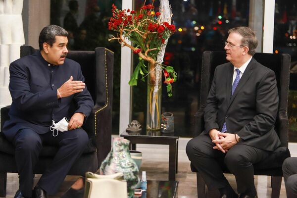 El presidente de Venezuela, Nicolás Maduro, conversa con el canciller mexicano, Marcelo Ebrard, en Ciudad de México, México - Sputnik Mundo