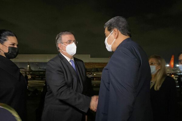 El canciller de México, Marcelo Ebrard, recibe al presidente de Venezuela, Nicolas Maduro, en Ciudad de México, México - Sputnik Mundo