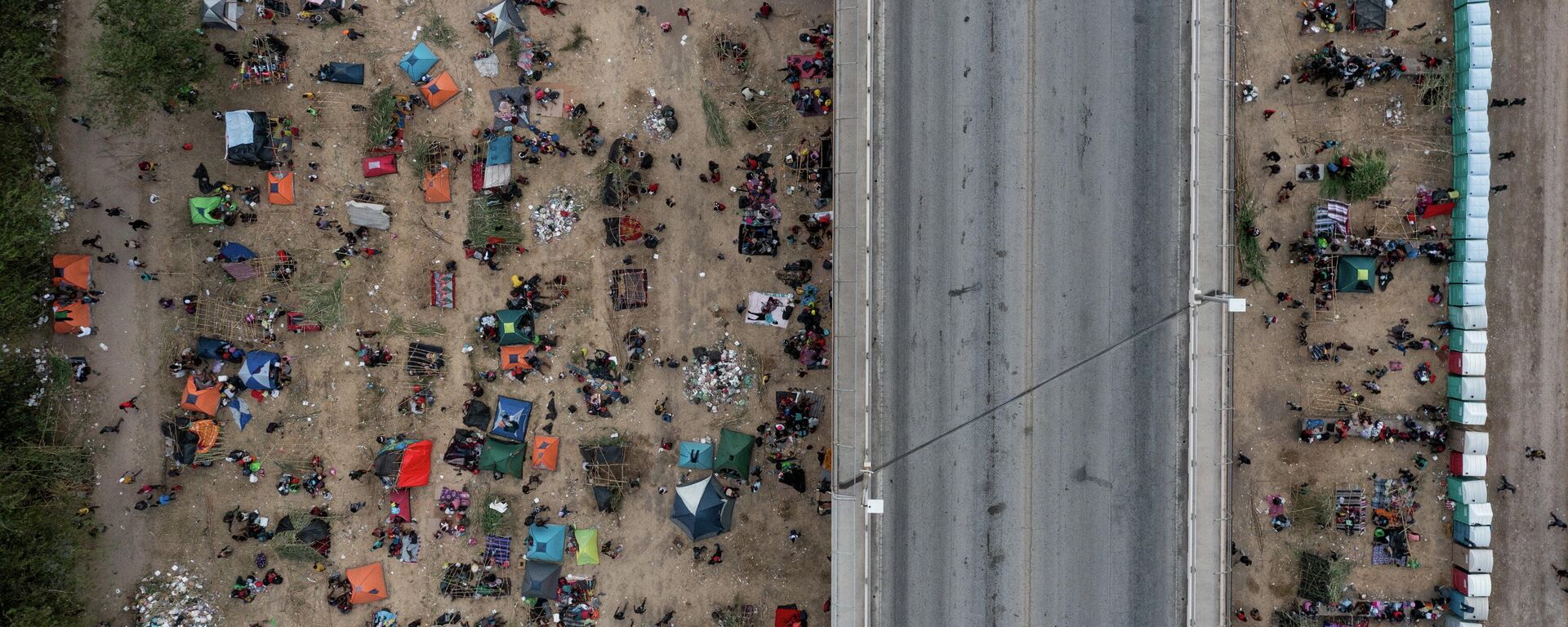 Migrantes varados en el pueblo Del Río (Texas), el 18 de septiembre del 2021 - Sputnik Mundo, 1920, 19.09.2021