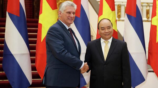El presidente de Cuba, Miguel Díaz-Canel, y su homólogo de Vietnam, Nguyen Xuan Phuc, se estrechan la mano - Sputnik Mundo