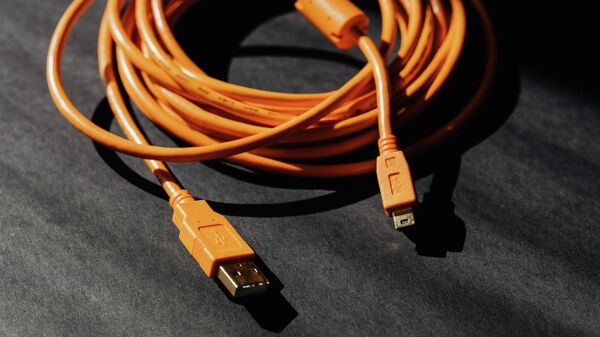 Un cable USB - Sputnik Mundo