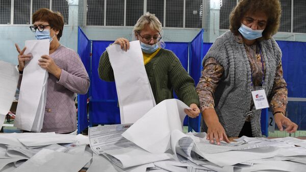 El conteo de votos en las elecciones parlamentarias en Rusia - Sputnik Mundo