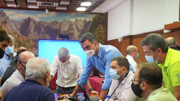 El presidente del Gobierno de España, Pedro Sánchez, en la reunión del Pevolca sobre el volcán de La Palma - Sputnik Mundo