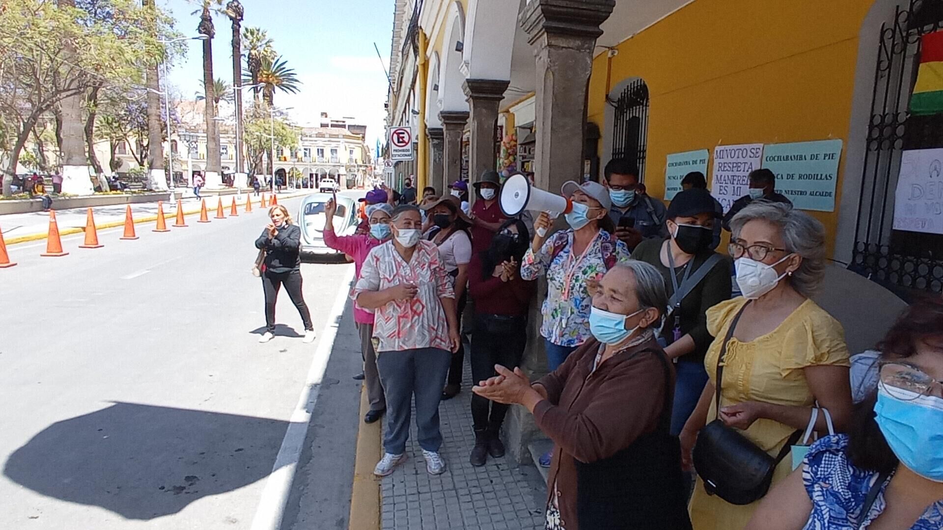 Vigilia frente a la Alcaldía de Cochabamba en defensa de la gestión del alcalde, Manfred Reyes Villa - Sputnik Mundo, 1920, 21.09.2021