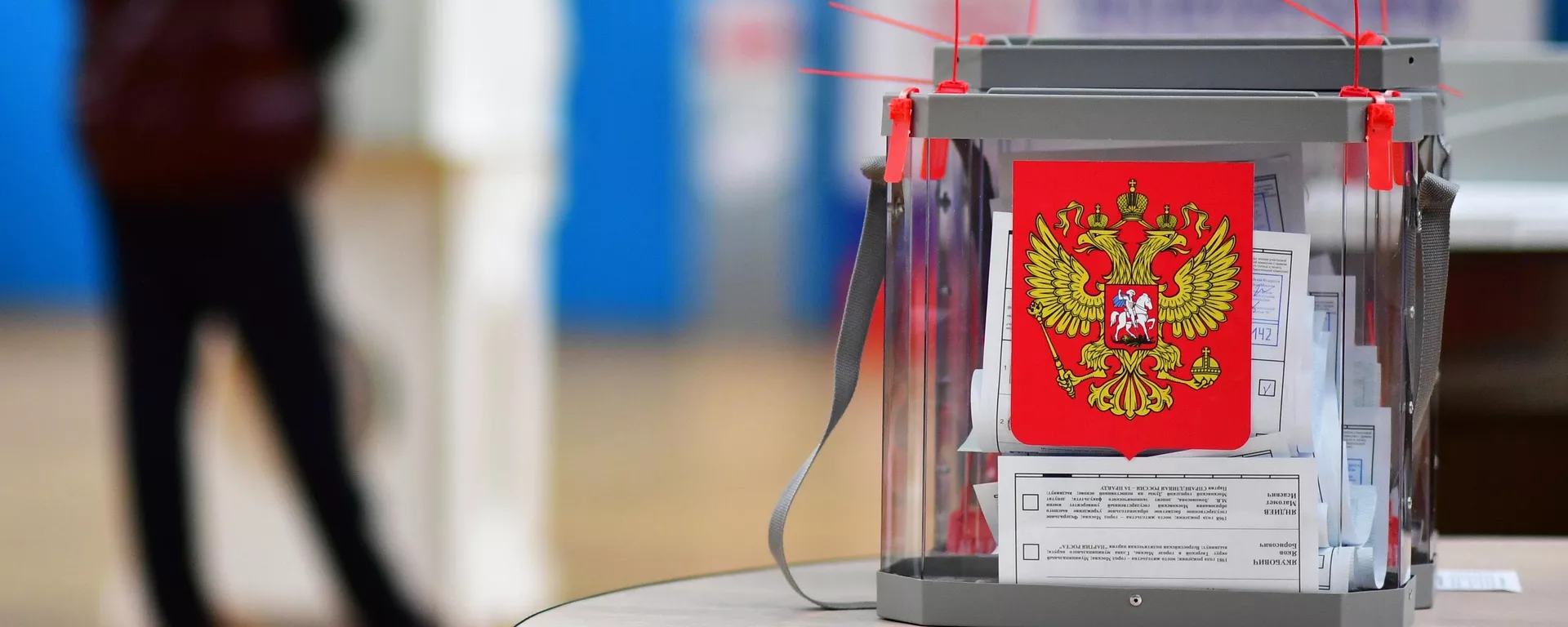 Una urna en las elecciones en Rusia - Sputnik Mundo, 1920, 07.12.2023