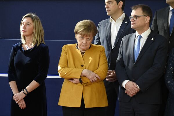 La carrera de Merkel se desarrolló rápidamente: en 1993 se convirtió en presidenta de la CDU de la tierra federal de Mecklenburg-Vorpommern; en 1994 fue ministra federal de Medio Ambiente; en 1998, secretaria general de la CDU; y en 2000, presidenta del partido y del grupo parlamentario en el Bundestag.En la foto: Angela Merkel en la Cumbre del Brexit de la UE de 2019 en Bruselas (Bélgica). - Sputnik Mundo