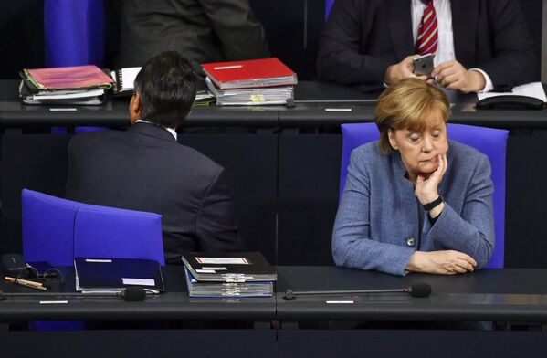 Merkel nunca tuvo problemas con la reelección, el pueblo de Alemania confiaba incondicionalmente en ella. En un debate en 2013, Angela Merkel se dirigió a los votantes con las palabras &quot;Tú me conoces&quot;. Y realmente la conocían: Madame Chancellor era predecible y consistente, lo que encajaba completamente con lo que querían los votantes.En la foto: Angela Merkel en el Bundestag en Berlín (Alemania), en el 2017. - Sputnik Mundo