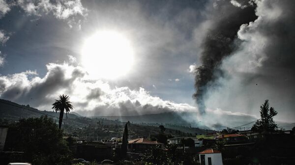 El volcán de La Palma visto desde el núcleo urbano de Todoque - Sputnik Mundo
