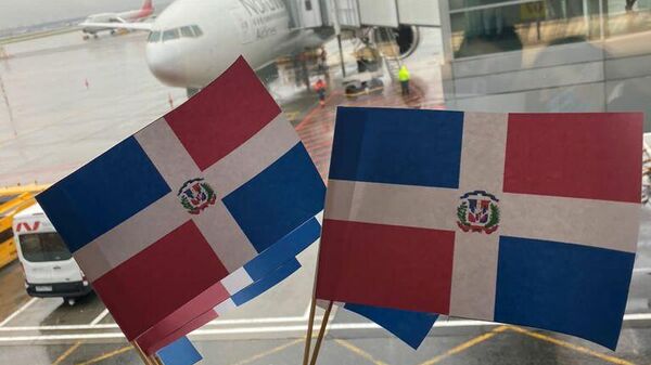 Turistas con banderas de República Dominicana en aeropuerto - Sputnik Mundo