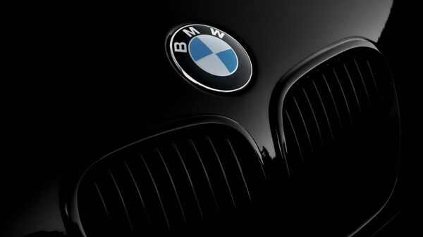El logo de BMW en la parte delantera de un automóvil de la marca - Sputnik Mundo