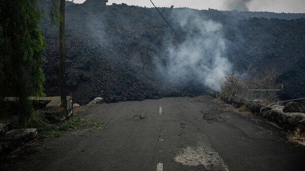 La lava del volcán de La Palma llega al núcleo urbano de Todoque - Sputnik Mundo
