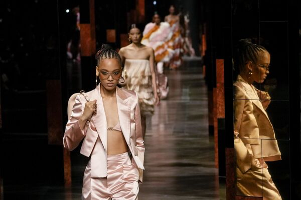 Varias modelos participan del desfile de la nueva colección de primavera-verano 2022 de Fendi durante la Milan Fashion Week, en Italia. - Sputnik Mundo