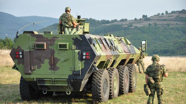 Soldados y blindados del Ejército de Serbia en la frontera con Kosovo, el 27 de septiembre del 2021 - Sputnik Mundo