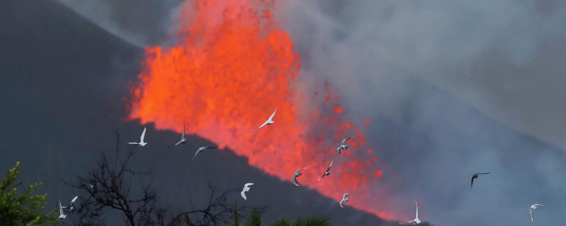 La lava sale expulsada del volcán de Cumbre Vieja (La Palma) - Sputnik Mundo, 1920, 11.10.2021