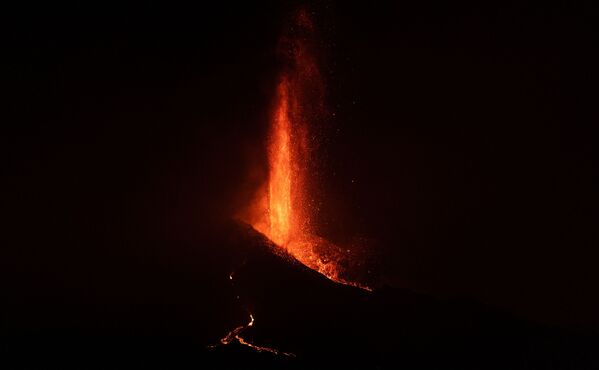 El volcán actúa de forma imprevisible, con su lava entrando y saliendo de control. La nube venenosa se extiende poco a poco sobre el continente. - Sputnik Mundo
