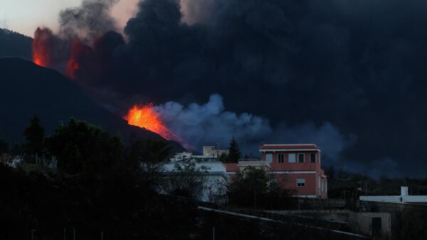 Erupción del volcán Cumbre Vieja en La Palma - Sputnik Mundo