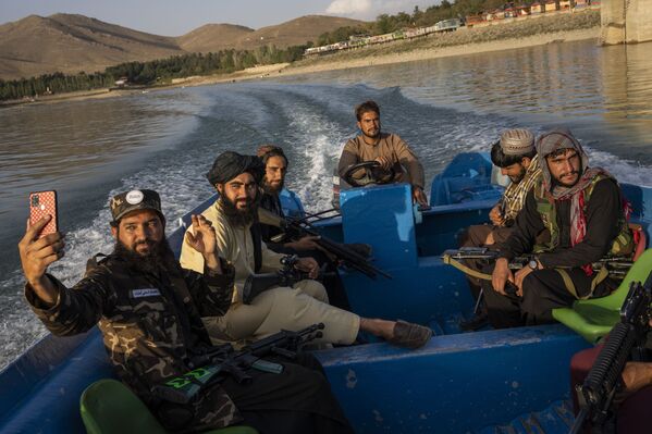 Combatientes talibanes (organización terrorista prohibida en Rusia) en un viaje en barco por el embalse de Karga, cerca de Kabul, Afganistán. - Sputnik Mundo
