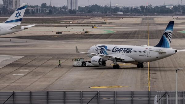 El primer vuelo comercial de EgyptAir entre El Cairo y Tel Aviv aterriza en el aeropuerto Ben Gurión de Israel - Sputnik Mundo