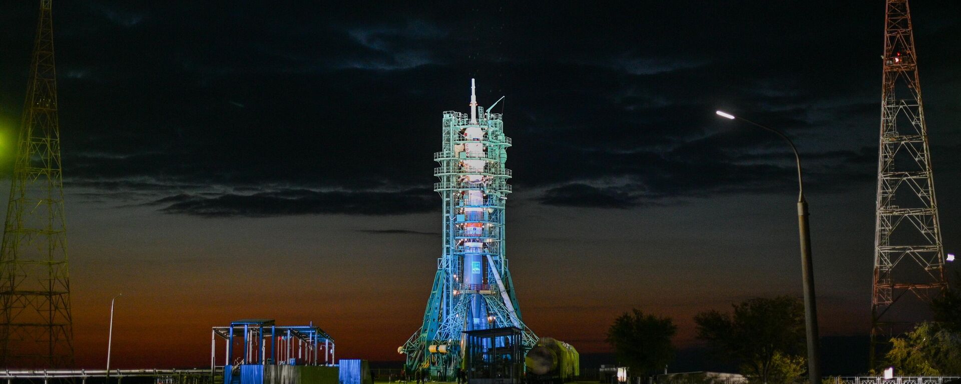 El cohete Soyuz-2.1a con la nave Soyuz MS-19 en el cosmódromo de Baikonur - Sputnik Mundo, 1920, 27.10.2021