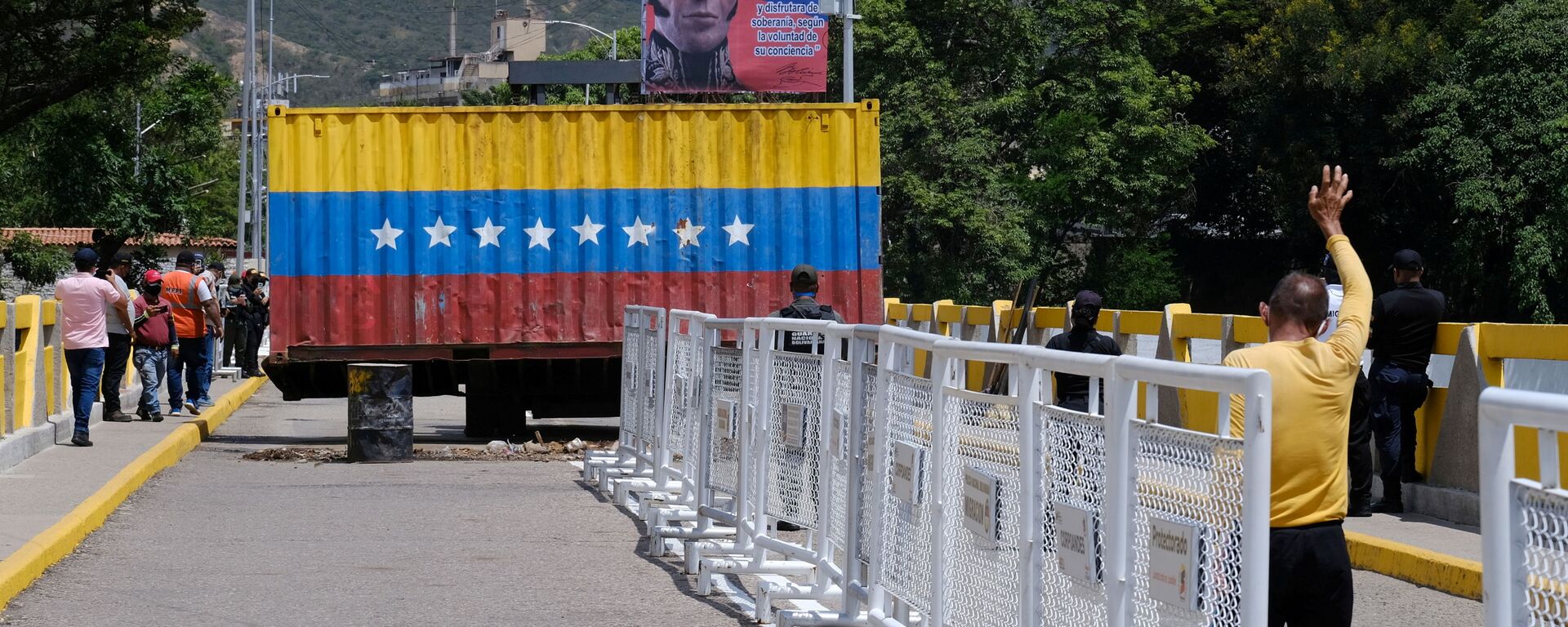 Перенос контейнера на открывшейся границе между Венесуэлой и Колумбией  - Sputnik Mundo, 1920, 05.10.2021