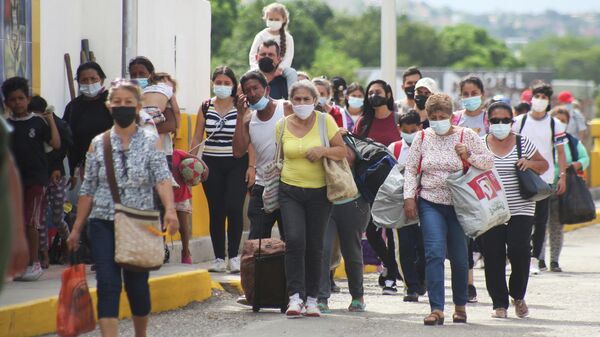 Personas autorizadas por razones humanitarias llegan por el puente internacional Simón Bolívar desde Cúcuta, Colombia, mientras se reabre el cruce en San Antonio del Táchira, Venezuela el 4 de octubre de 2021 - Sputnik Mundo