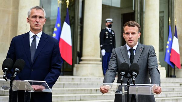 El secretario general de la OTAN, Jens Stoltenberg, y el presidente de Francia, Emmanuel Macron - Sputnik Mundo