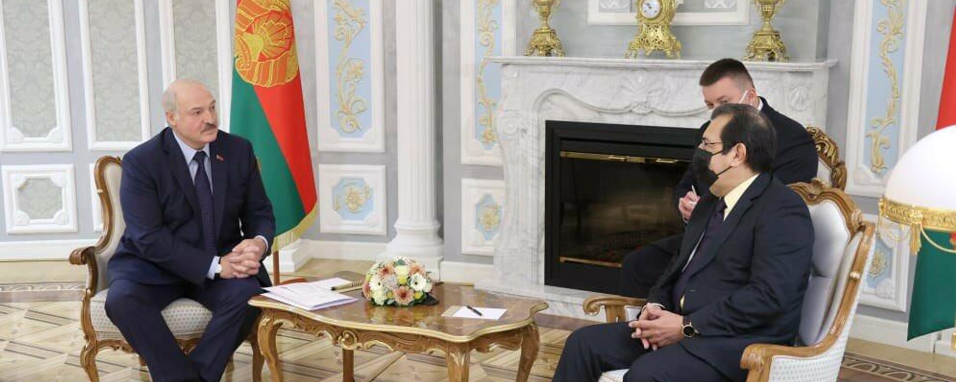 El presidente de Bielorrusia, Aleksandr Lukashenko, junto al embajador y enviado especial del Gobierno de Venezuela, Adán Chávez  - Sputnik Mundo, 1920, 07.10.2021