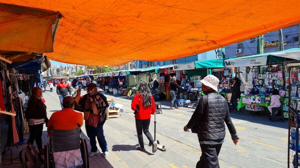 El mercado dentro del Barrio Padre Carlos Mugica vende imitaciones nuevas y alimentos frescos - Sputnik Mundo