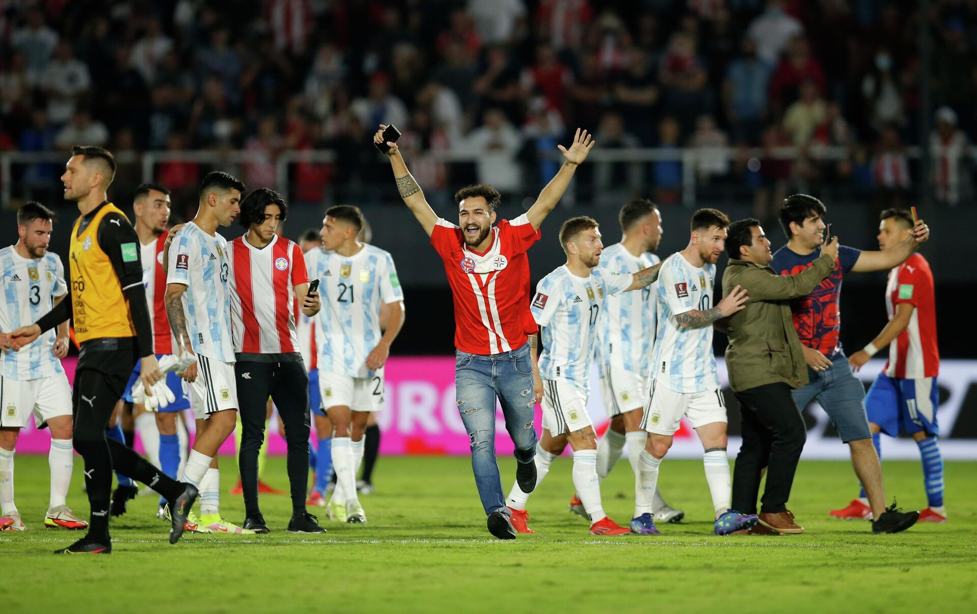 Un fanático paraguayo celebra luego de haberse tomado una fotografía con Lionel Messi en el campo de juego - Sputnik Mundo, 1920, 08.10.2021